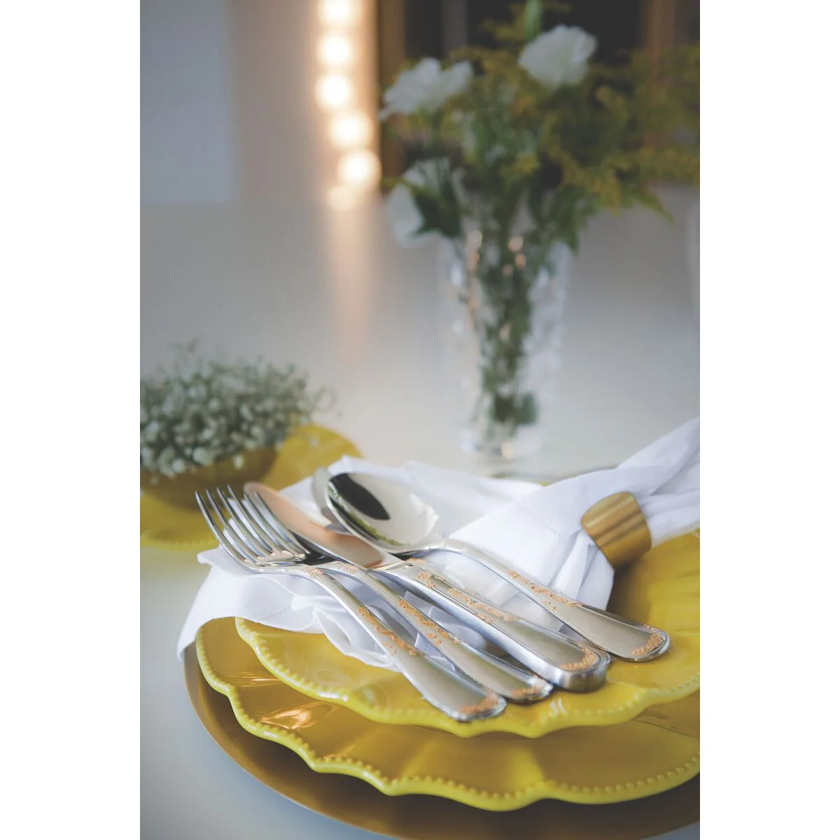 Faqueiro Tramontina Renascença em Aço Inox com Facas de Mesa Detalhes em Ouro Acabamento Brilho e Fosco Estojo de Madeira 101 Peças