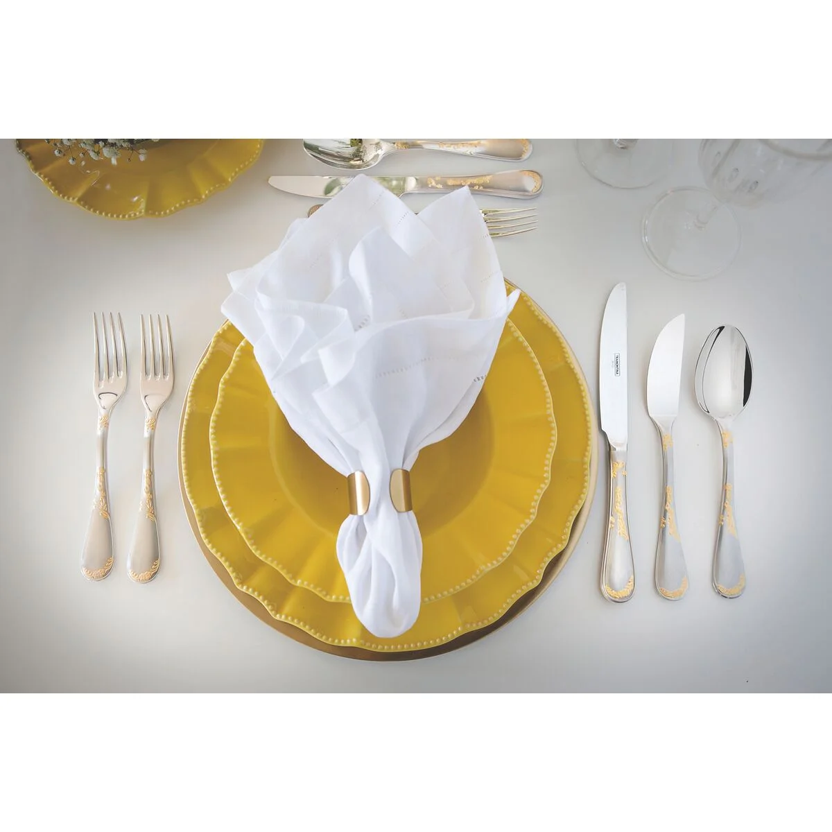 Faqueiro Tramontina Renascença em Aço Inox com Facas de Mesa Detalhes em Ouro Acabamento Brilho e Fosco Estojo de Madeira 130 Peças
