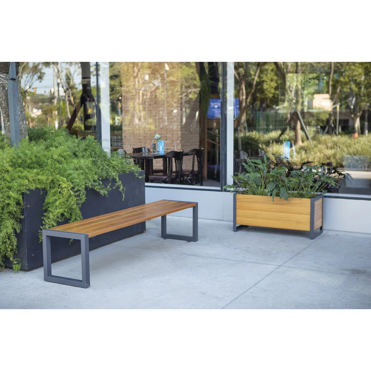 Floreira Baixa Tramontina Urban Highline em Madeira Garapeira com Acabamento Ecoclear e Estrutura em Aço Carbono 950 cm