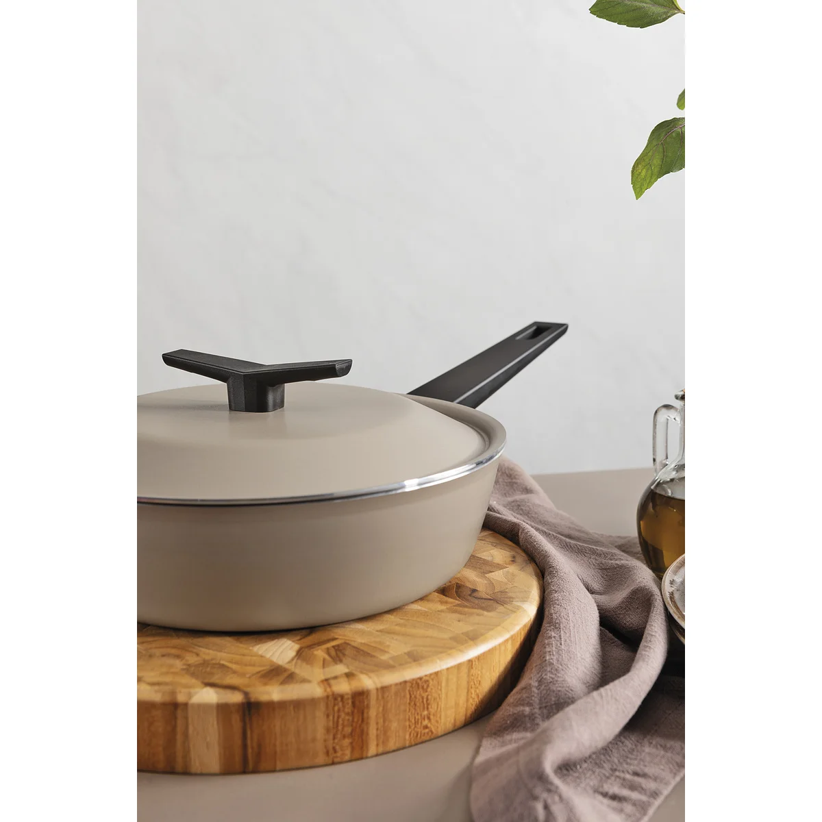 Frigideira Funda Tramontina Spezia Induction em Alumínio com Revestimento Interno e Externo em Antiaderente Starflon Excellent Areia com Tampa 24 cm