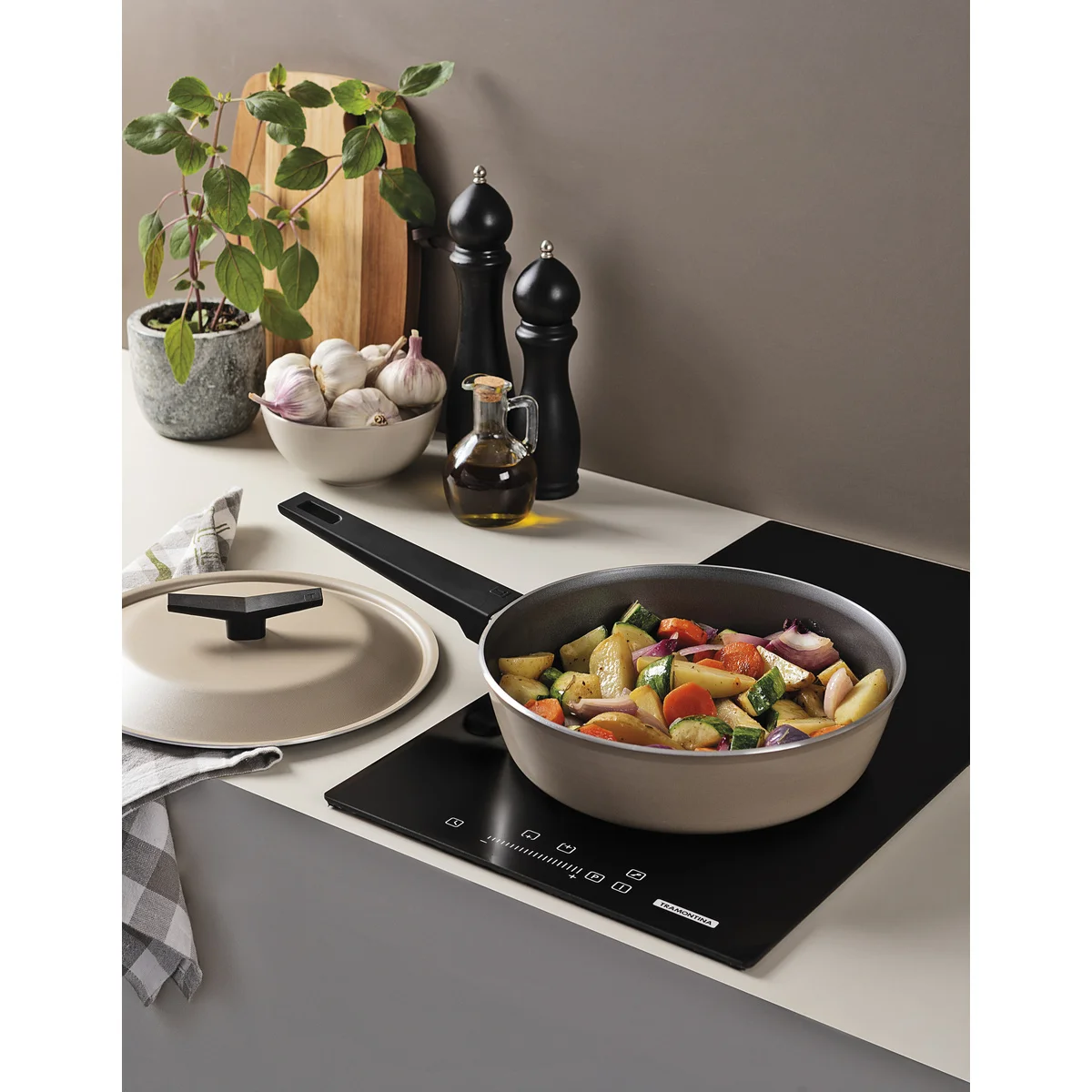 Frigideira Funda Tramontina Spezia Induction em Alumínio com Revestimento Interno e Externo em Antiaderente Starflon Excellent Areia com Tampa 24 cm
