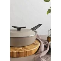 Frigideira Funda Tramontina Spezia Induction em Alumínio com Revestimento Interno e Externo em Antiaderente Starflon Excellent Areia com Tampa 24 cm