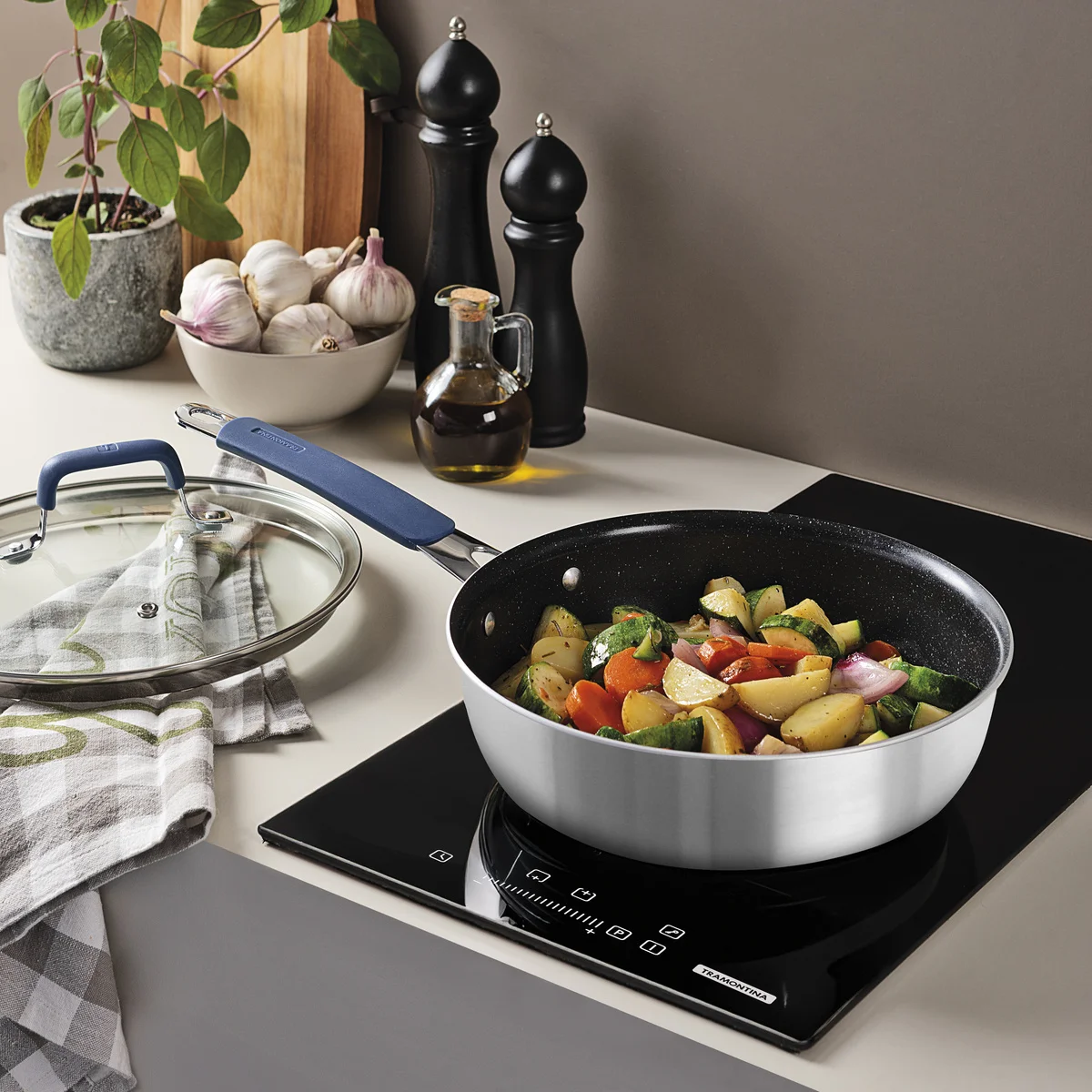 Frigideira Funda com Tampa Tramontina Romagna em Aço Inox e Alumínio com Revestimento Interno Cerâmico Black Stone 24 cm 3,1 L