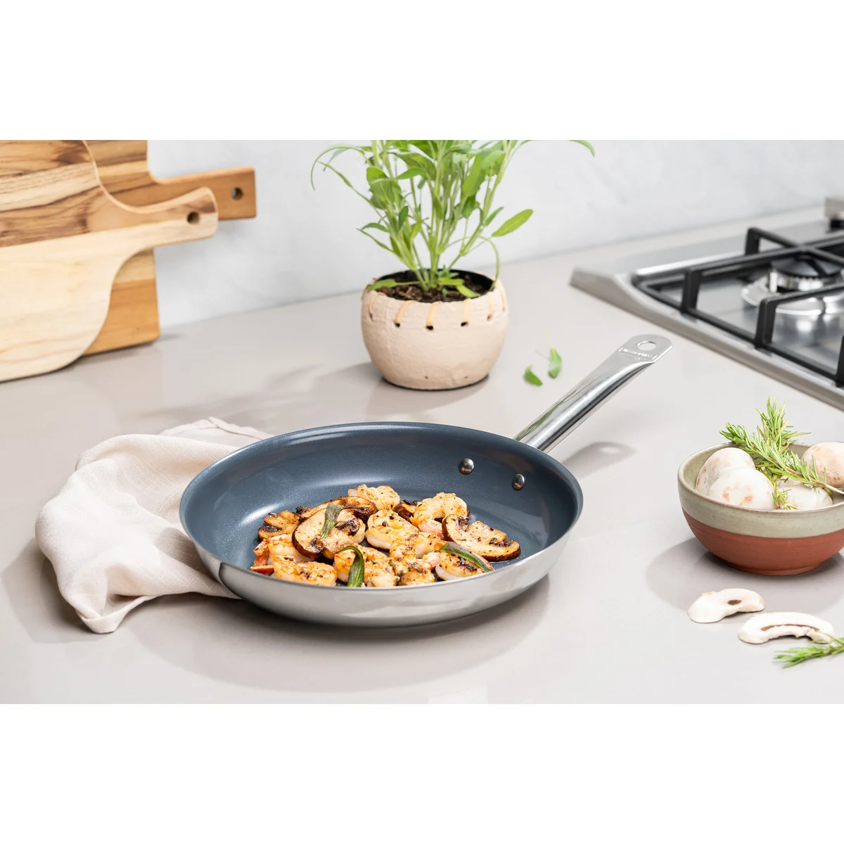 Frigideira Rasa Tramontina Professional em Aço Inox com Fundo Triplo e Revestimento Interno Cerâmico Grafite 30 cm 2,9 L