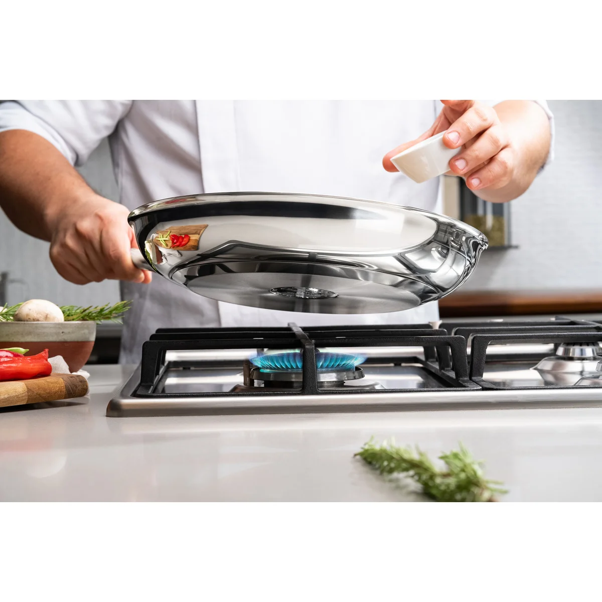 Frigideira Tramontina Professional Rasa em Aço Inox com Fundo Triplo Revestimento Interno em Antiaderente com Cabo 26 cm 2,2 L