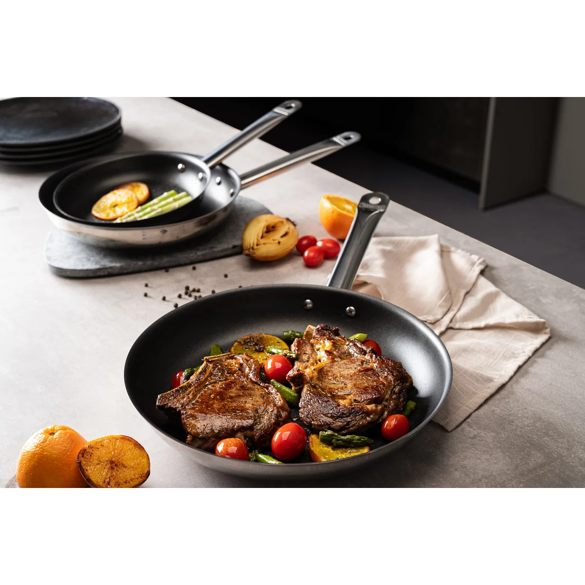 Frigideira Tramontina Professional Rasa em Aço Inox com Fundo Triplo Revestimento Interno em Antiaderente com Cabo 26 cm 2,2 L