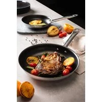 Frigideira Tramontina Professional Rasa em Aço Inox com Fundo Triplo Revestimento Interno em Antiaderente com Cabo 20 cm 1,1 L