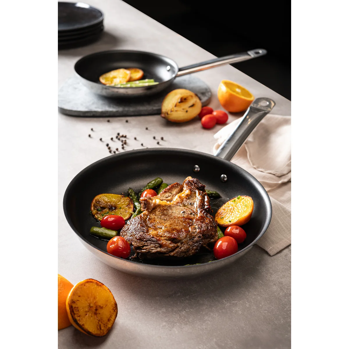 Frigideira Tramontina Professional Rasa em Aço Inox com Fundo Triplo Revestimento Interno em Antiaderente com Cabo 20 cm 1,1 L