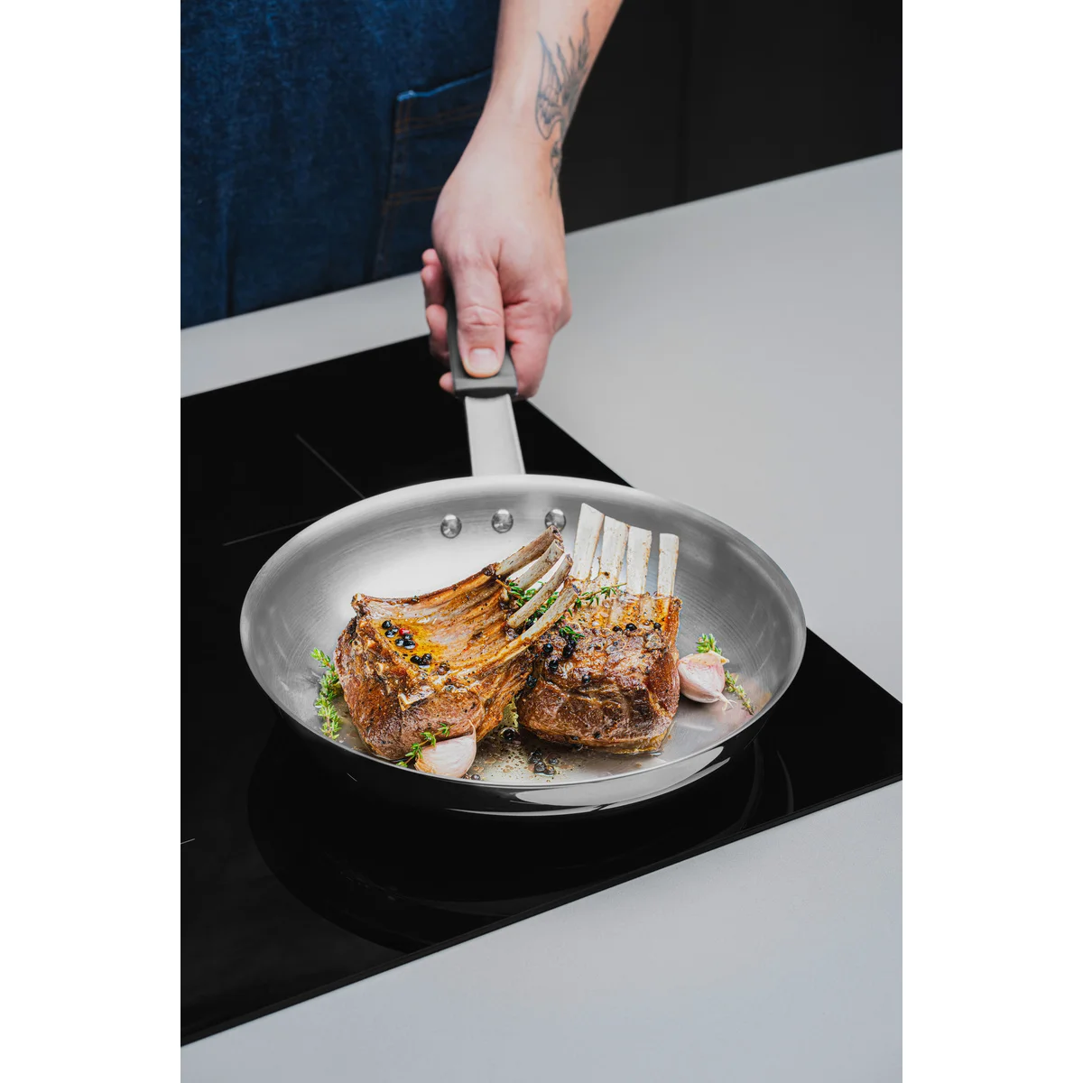 Frigideira Tramontina Professional em Aço Inox com Fundo Triplo e Cabo com Luva de Silicone Removível 26 cm