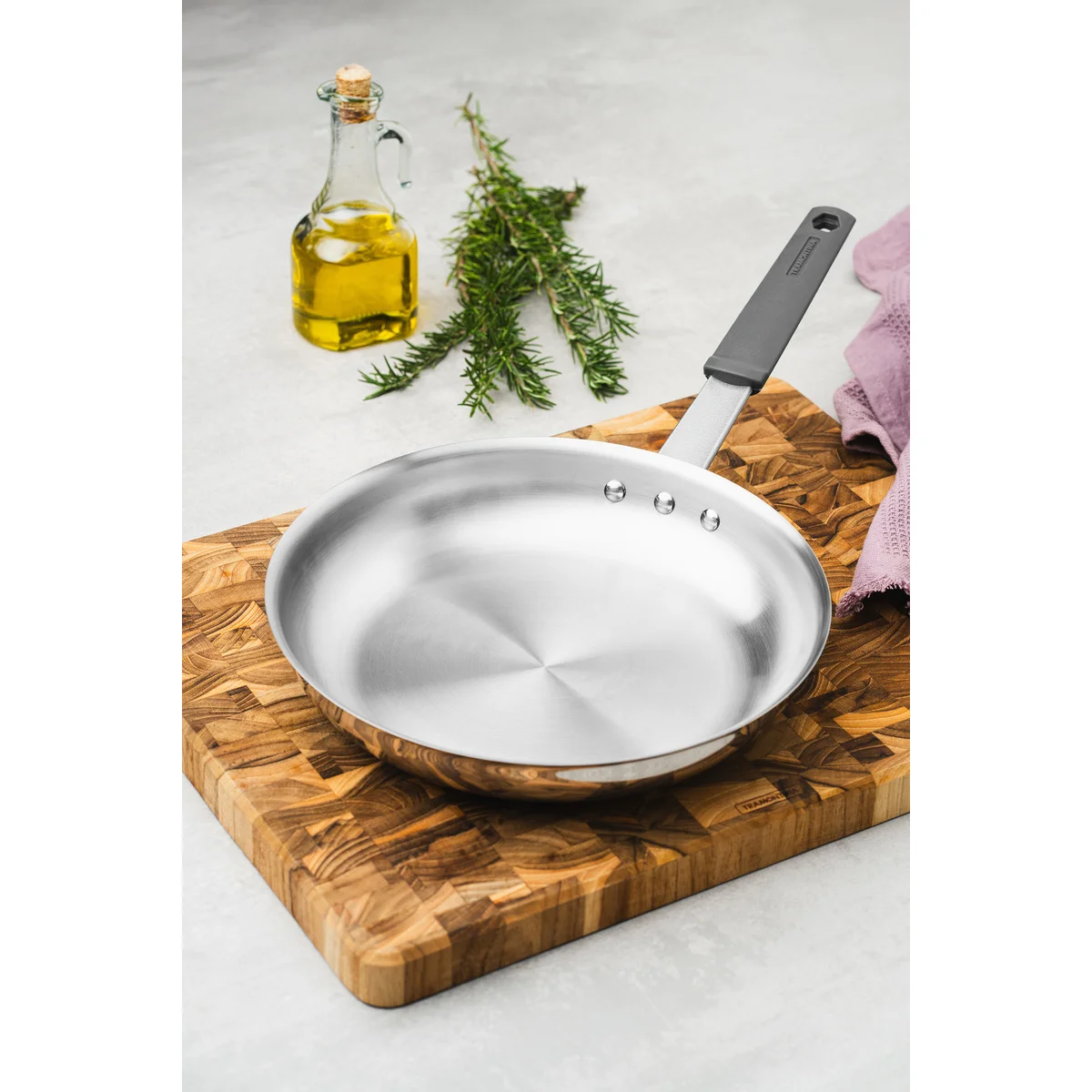 Frigideira Tramontina Professional em Aço Inox com Fundo Triplo e Cabo com Luva de Silicone Removível 26 cm
