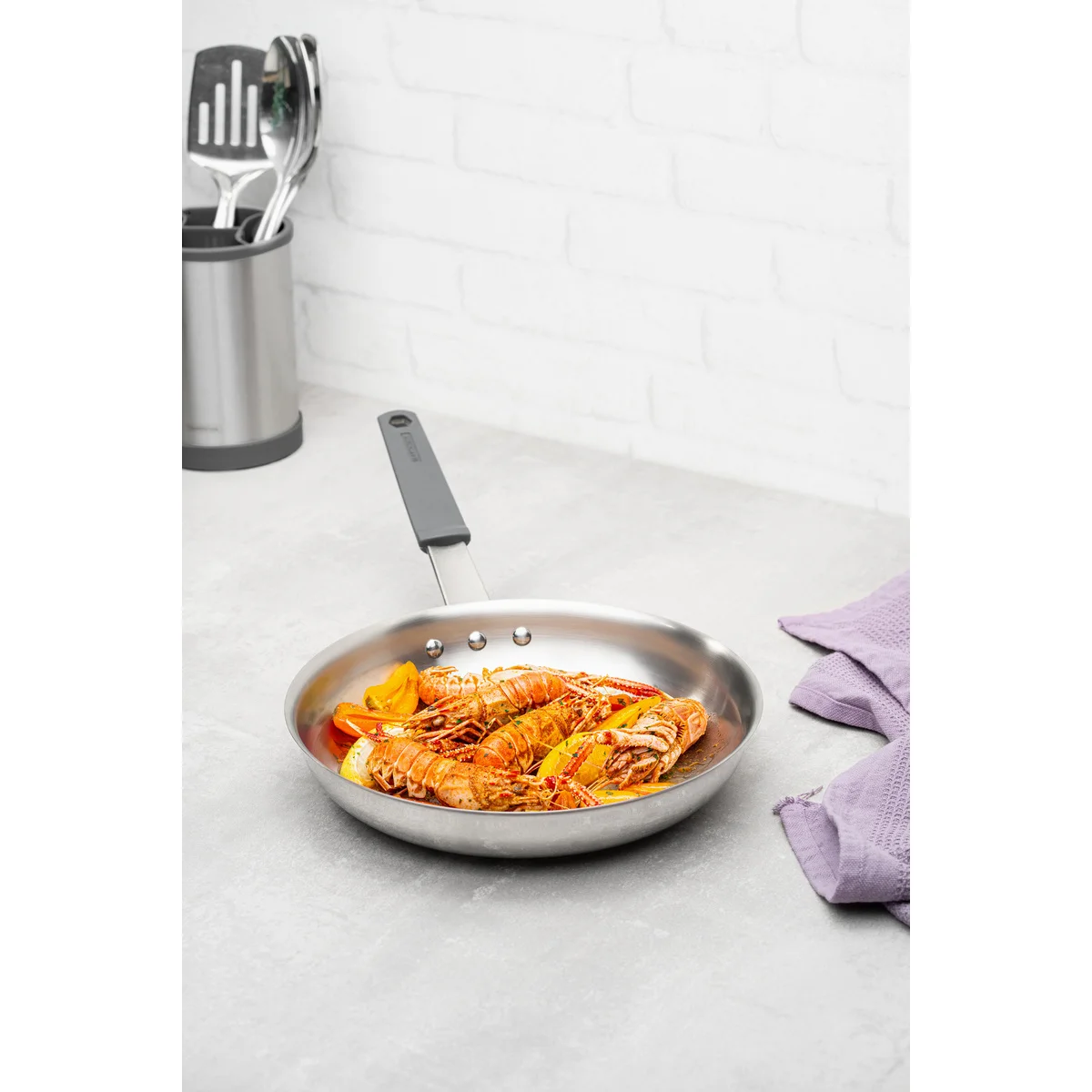 Frigideira Tramontina Professional em Aço Inox com Fundo Triplo e Cabo com Luva de Silicone Removível 20 cm