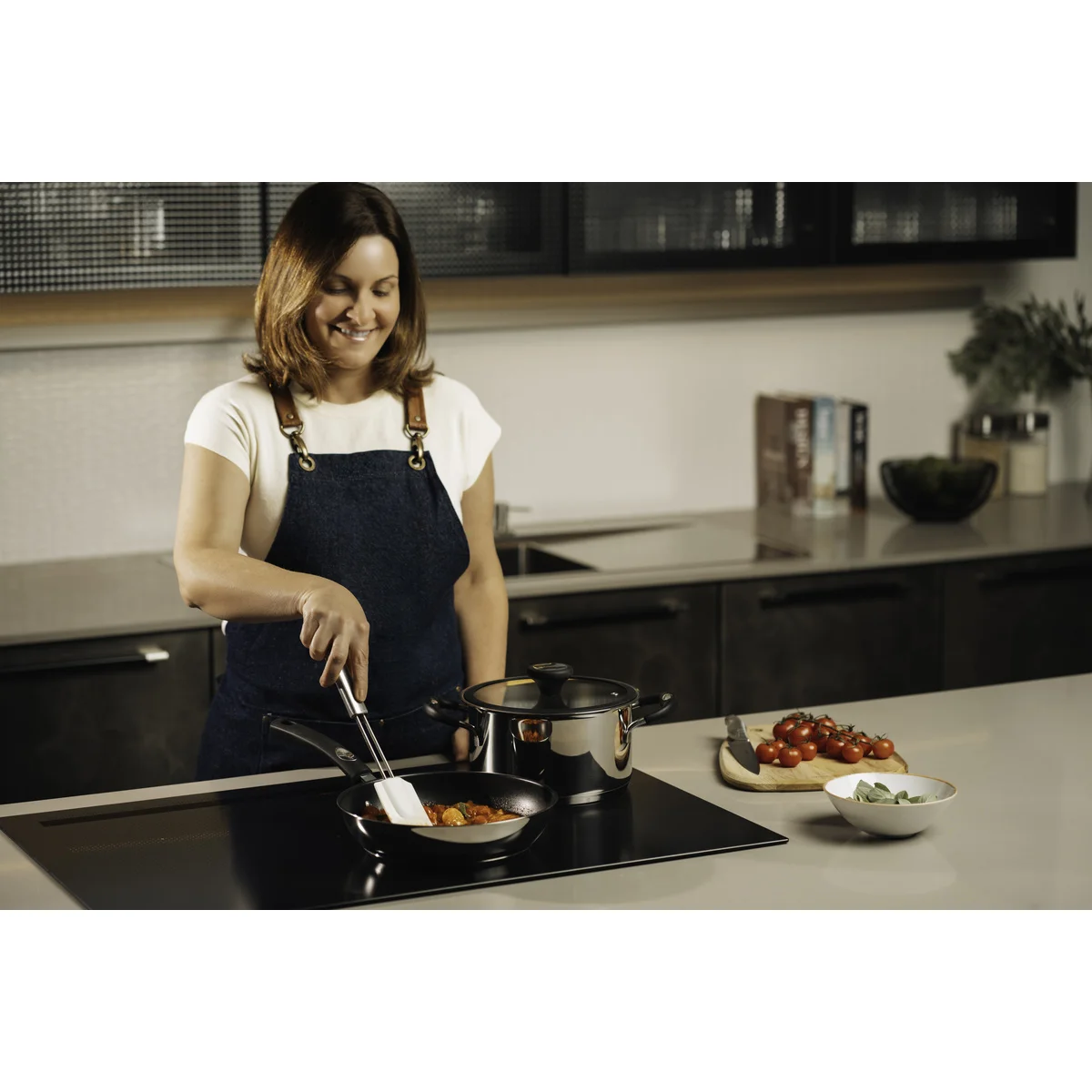 Frigideira Tramontina Solar Silicone Rasa em Aço Inox Fundo Triplo Revestimento Interno Antiaderente com Cabo de Silicone 24 cm 2,1 L