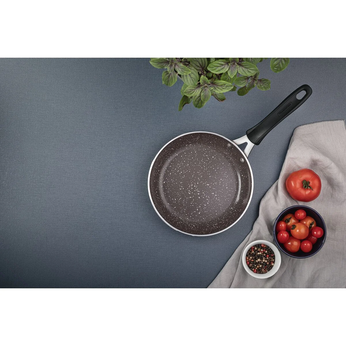 Frigideira Tramontina Tunis em Alumínio com Revestimento Interno Cerâmico e Externo Siliconado Rosa Trufado 20 cm 0,9 L