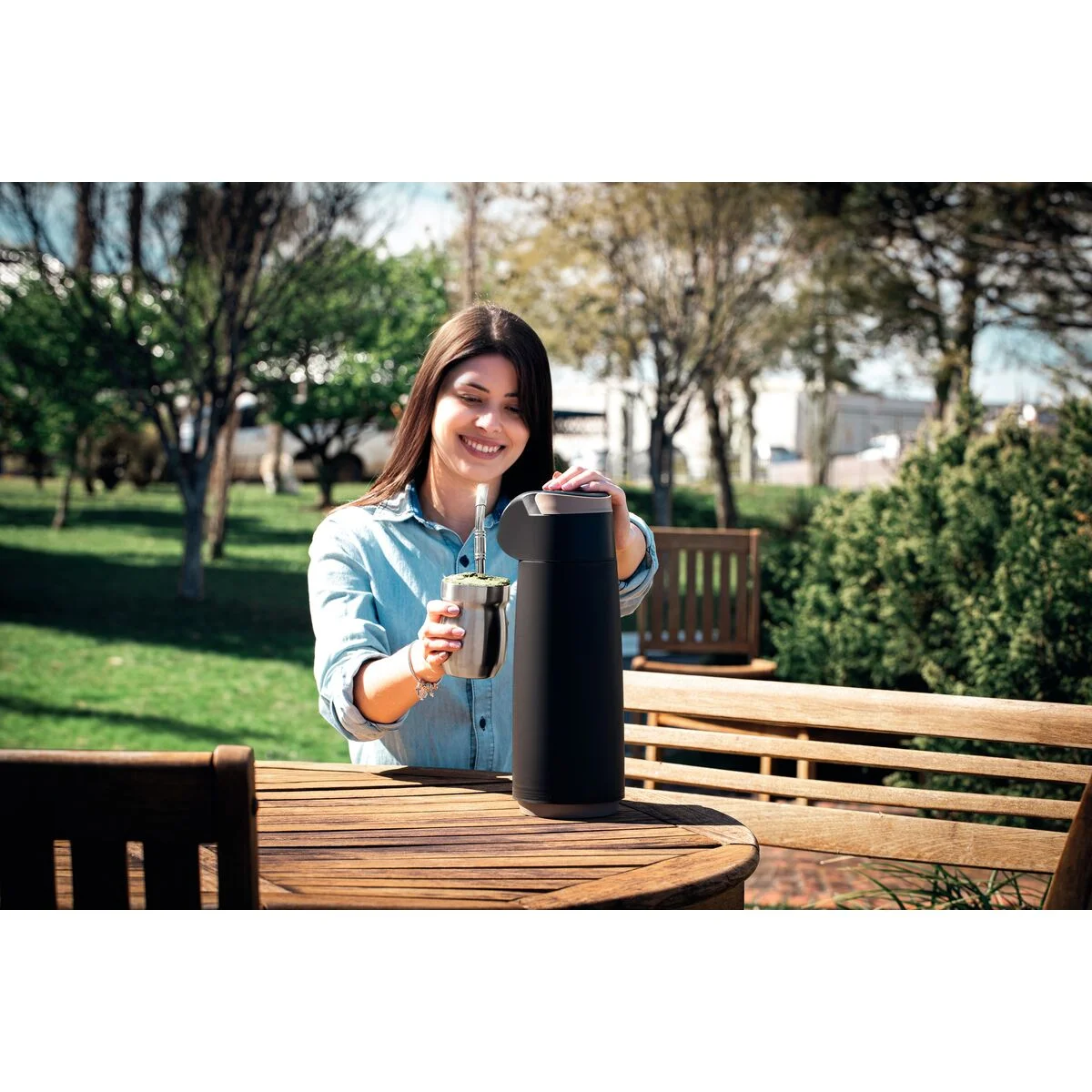 Garrafa Térmica Tramontina Exata em Plástico Preto com Ampola de Vidro 1,8 L