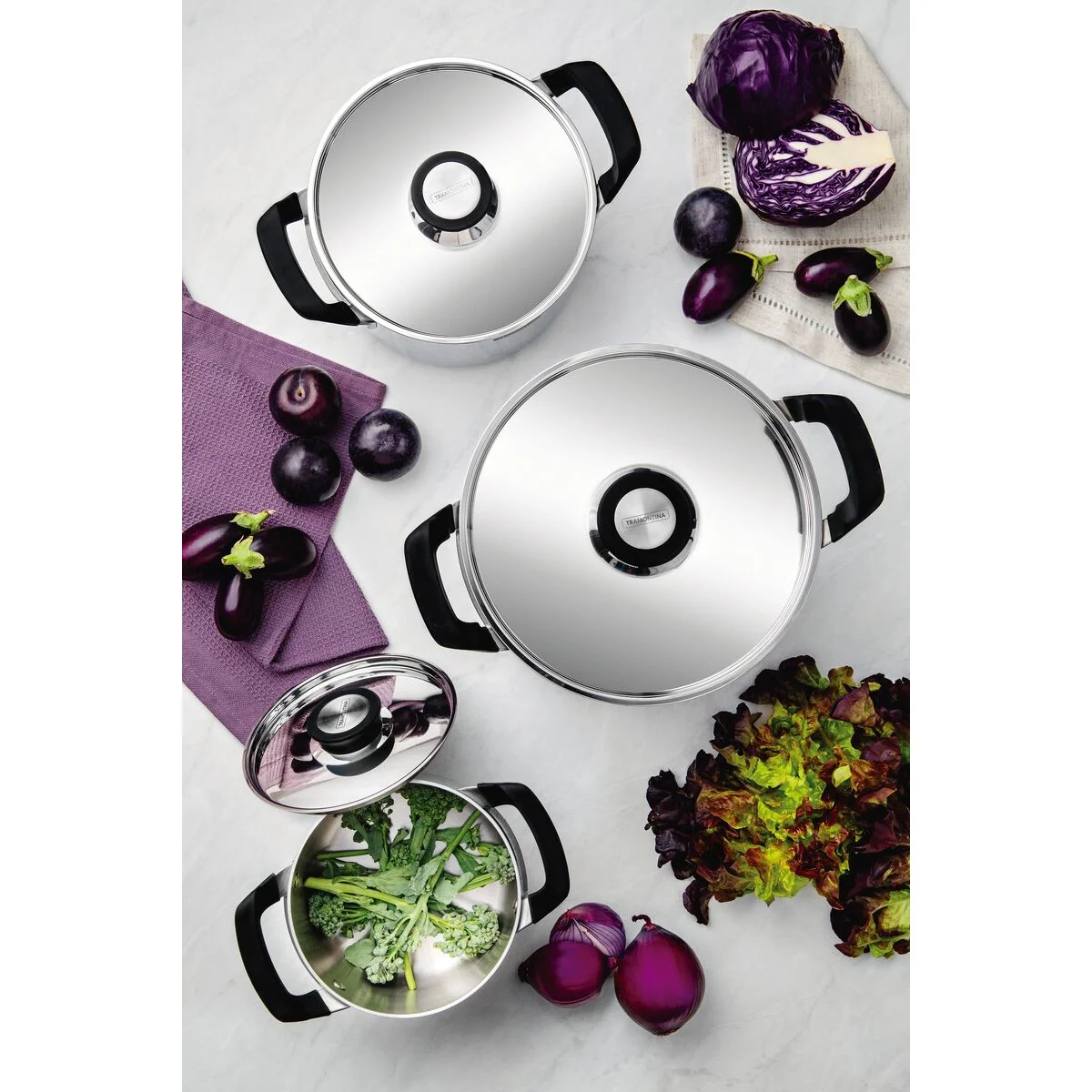 Jogo de Panelas Tramontina Grano Compact em Aço Inox com Corpo Triplo e Alças com Revestimento em Silicone Preto 3 Peças