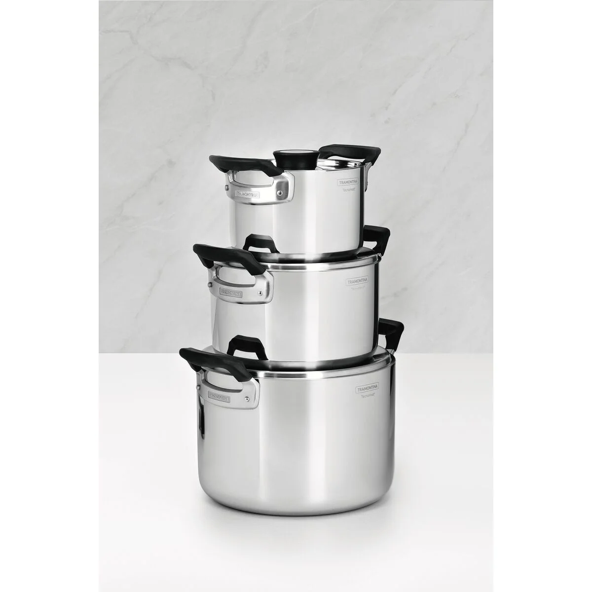 Jogo de Panelas Tramontina Grano Compact em Aço Inox com Corpo Triplo e Alças com Revestimento em Silicone Preto 3 Peças