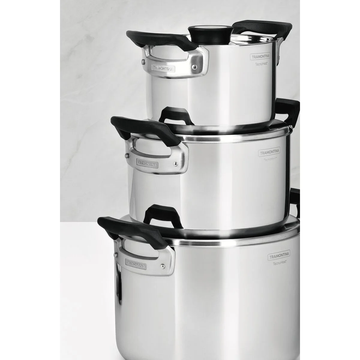 Jogo de Panelas Tramontina Grano Compact em Aço Inox com Corpo Triplo e Alças com Revestimento em Silicone Preto 3 Peças