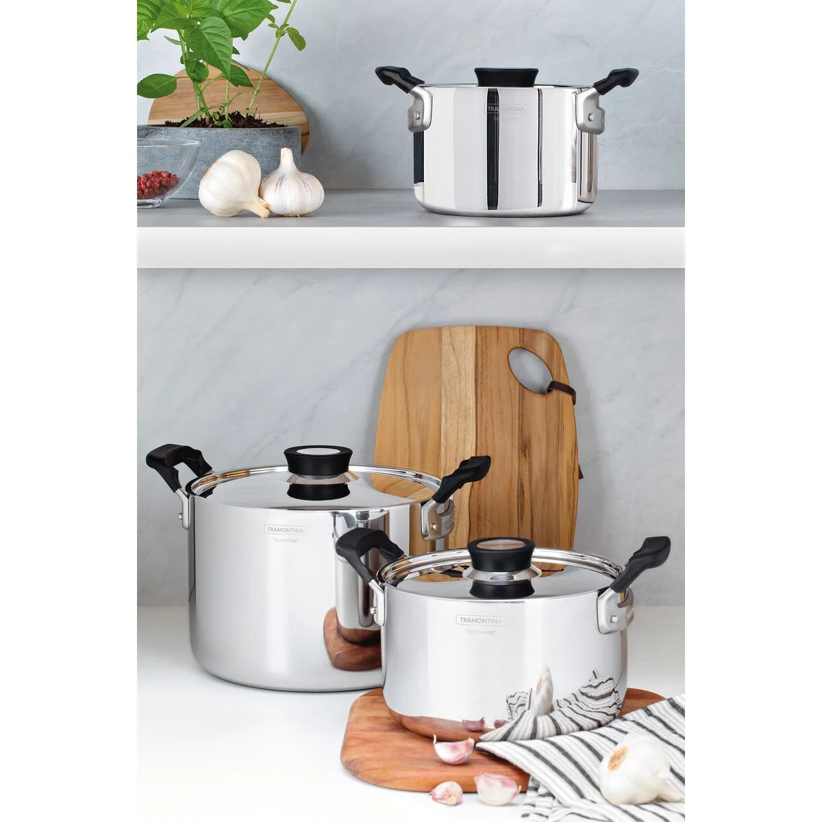 Jogo de Panelas Tramontina Grano Compact em Aço Inox com Corpo Triplo e Alças com Revestimento em Silicone Preto 3 Peças