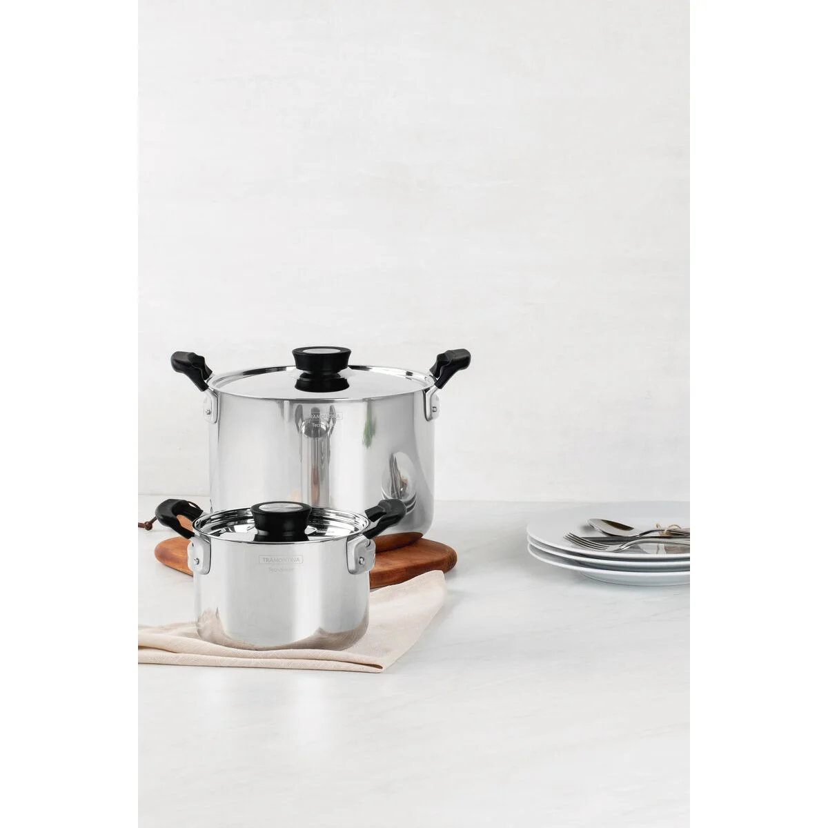 Jogo de Panelas Tramontina Grano Compact em Aço Inox com Corpo Triplo e Alças com Revestimento em Silicone Preto 3 Peças
