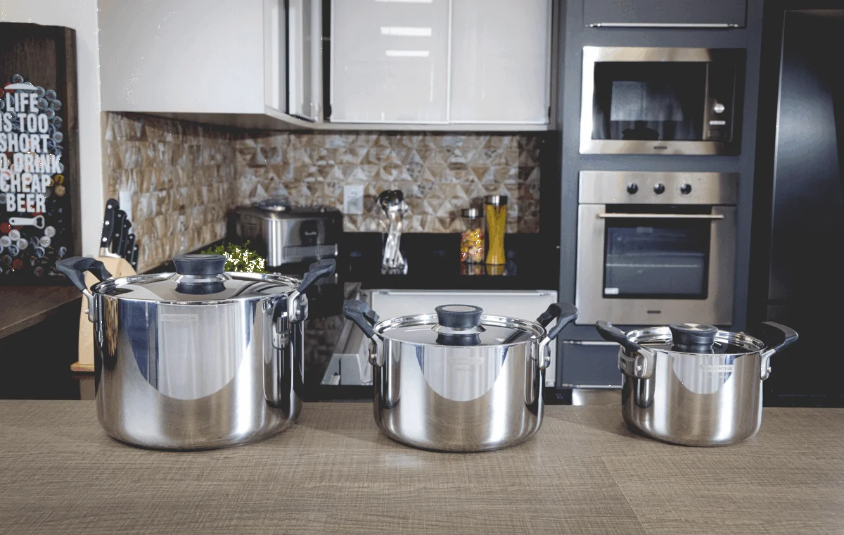 Jogo de Panelas Tramontina Grano Compact em Aço Inox com Corpo Triplo e Alças com Revestimento em Silicone Preto 3 Peças