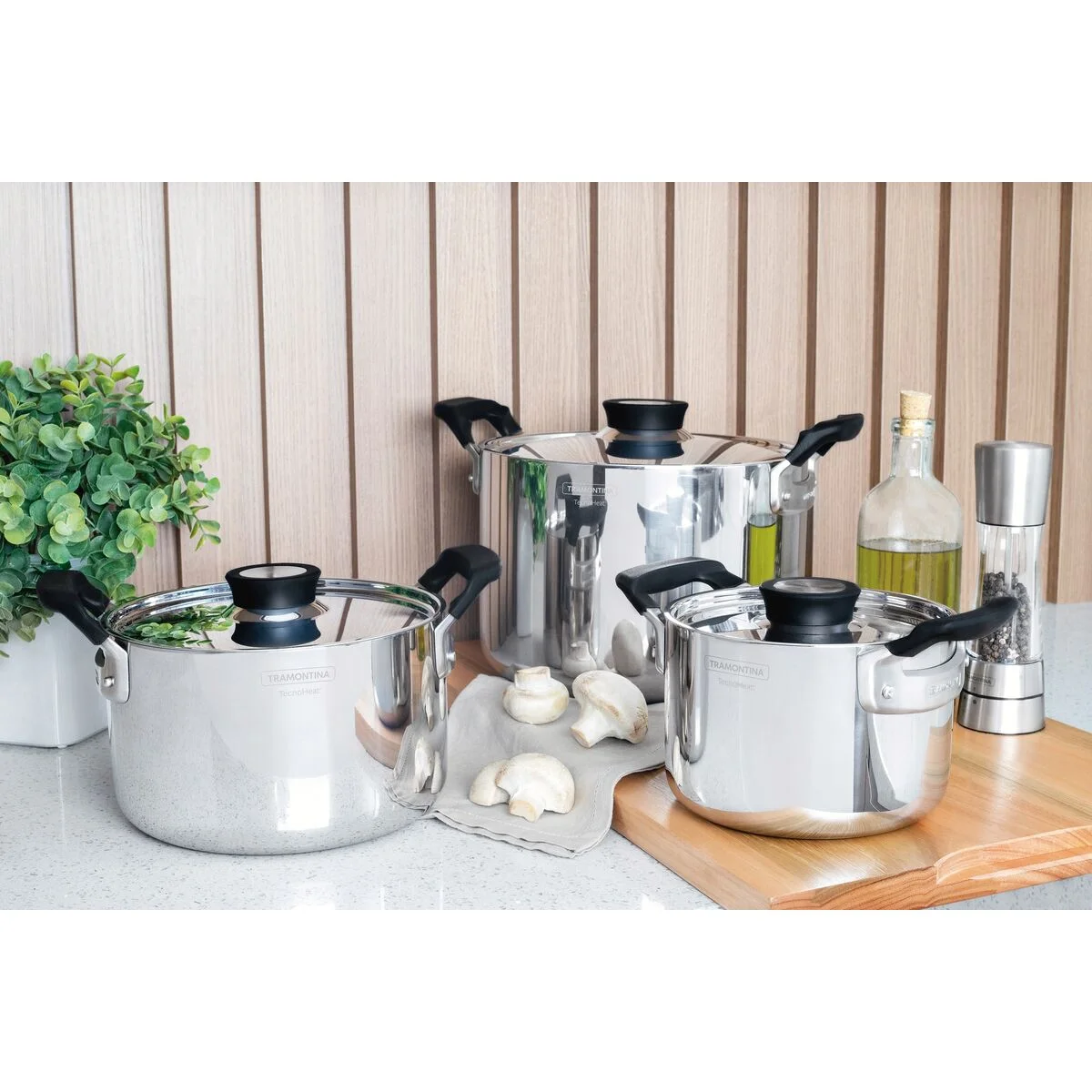 Jogo de Panelas Tramontina Grano Compact em Aço Inox com Corpo Triplo e Alças com Revestimento em Silicone Preto 3 Peças