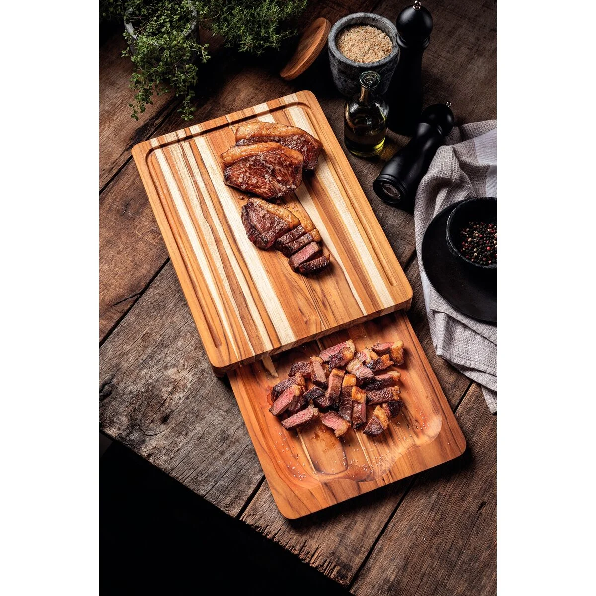 Kit Tábua e Bandeja Tramontina Churrasco em Madeira Teca com Acabamento em Óleo Mineral 40 x 30 cm