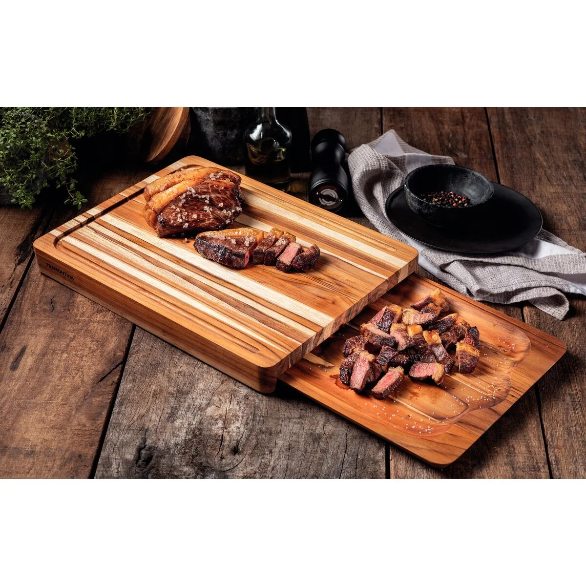 Kit Tábua e Bandeja Tramontina Churrasco em Madeira Teca com Acabamento em Óleo Mineral 40 x 30 cm