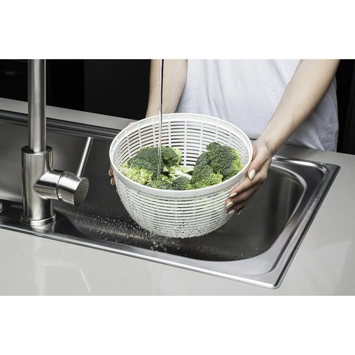Lava e Seca Alimentos Tramontina em Aço Inox com Cesto Interno em Poliestireno e Base Antiderrapante 6,2 L
