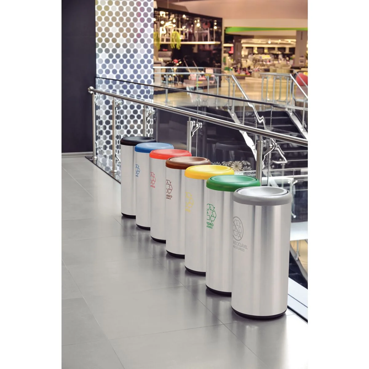 Lixeira Inox Tramontina Piemonte com Acabamento Acetinado e Tampa Basculante Verde em Polipropileno 40 L