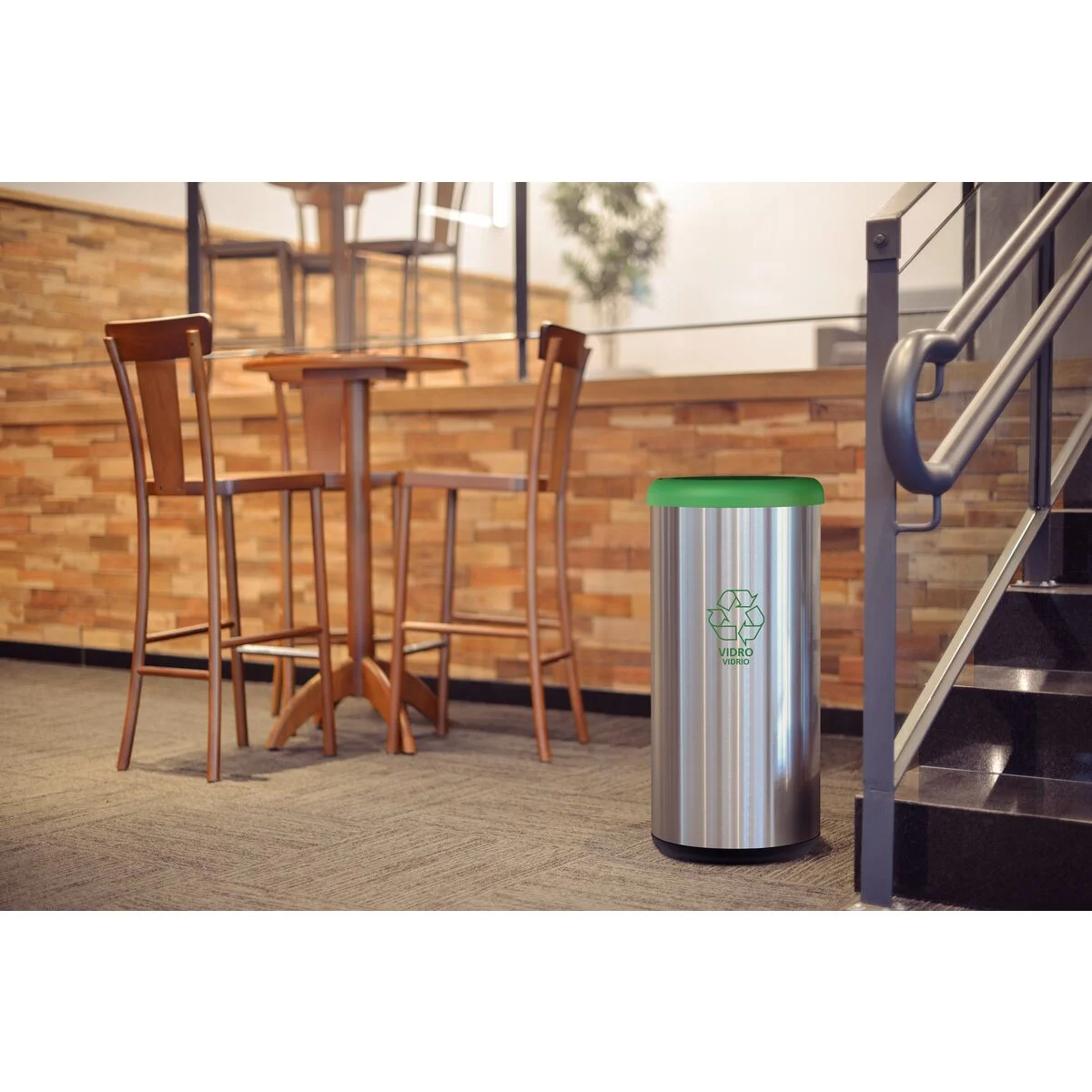 Lixeira Inox Tramontina Piemonte com Acabamento Acetinado e Tampa Basculante Verde em Polipropileno 40 L