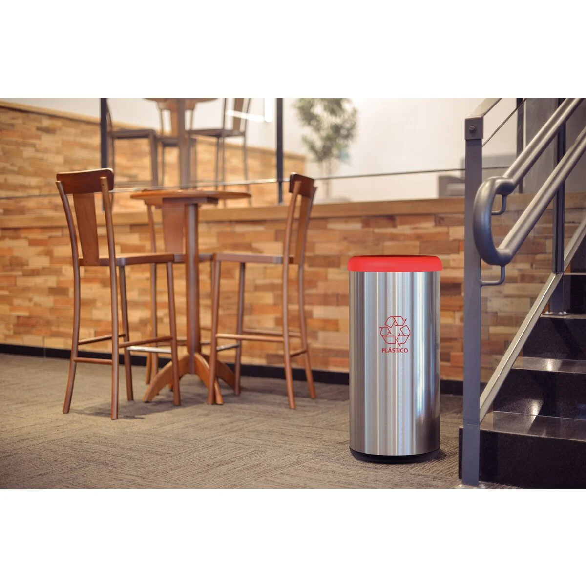 Lixeira Inox Tramontina Piemonte com Acabamento Acetinado e Tampa Basculante Vermelha em Polipropileno 40 L
