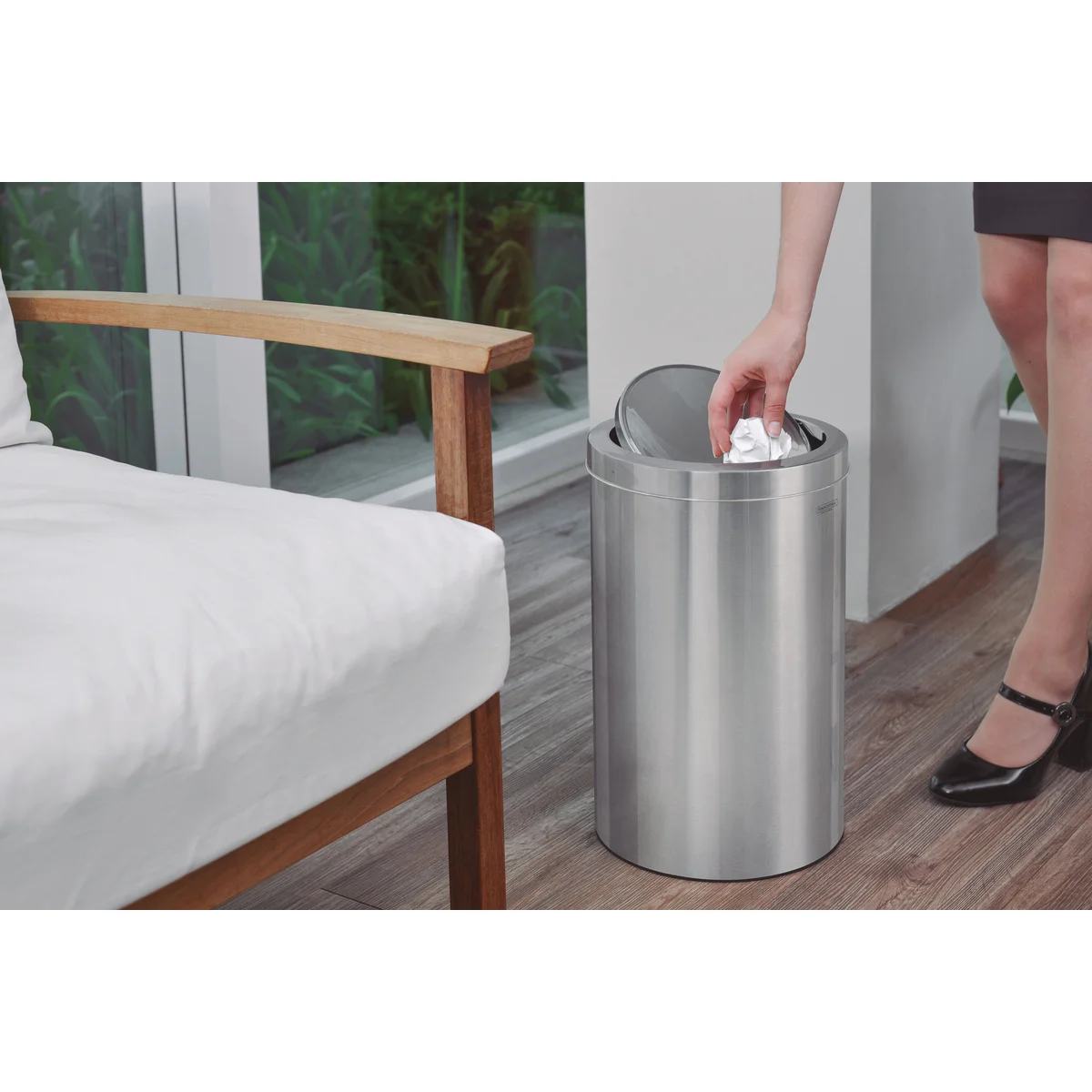 Lixeira Inox Tramontina Swing com Acabamento Acetinado e Tampa Basculante 20 L