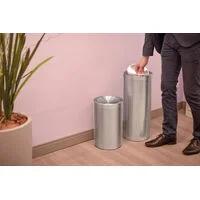 Lixeira Inox Tramontina Swing com Acabamento Acetinado e Tampa Basculante 30 L