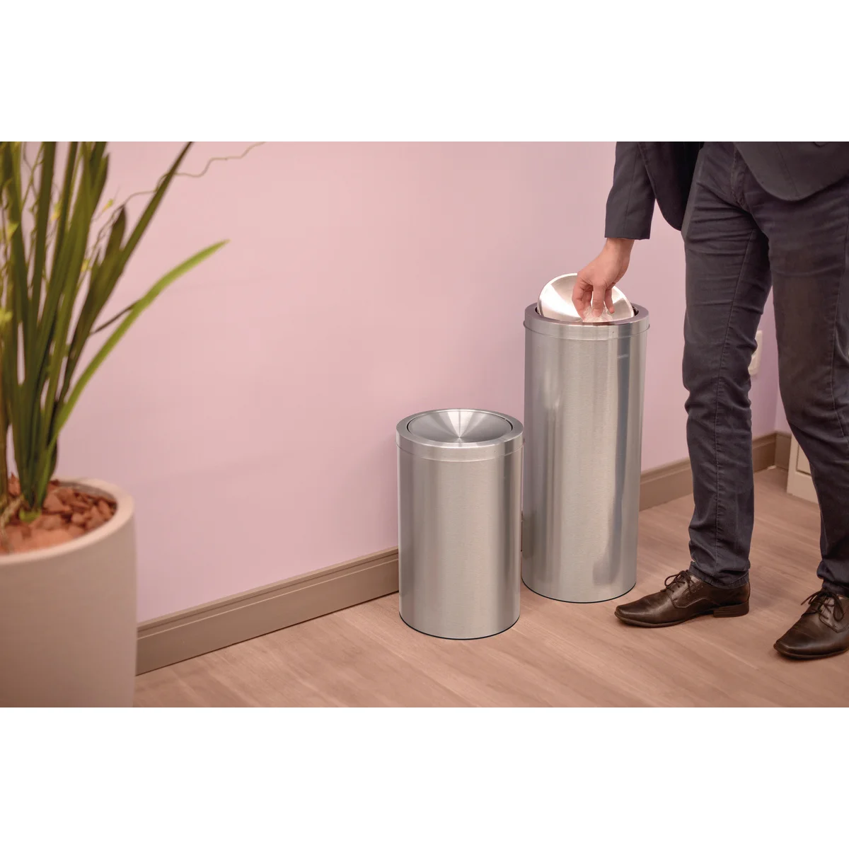 Lixeira Inox Tramontina Swing com Acabamento Acetinado e Tampa Basculante 30 L