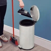 Lixeira com Pedal Tramontina Brasil Plus em Aço Inox com Acabamento Acetinado e Balde Interno 20 L