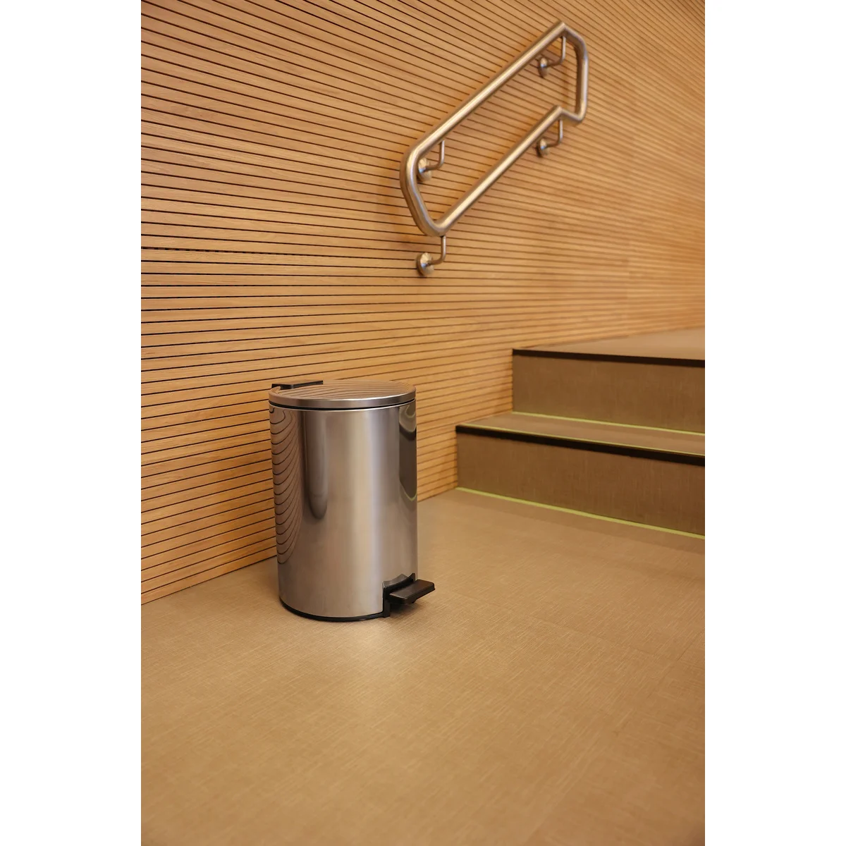 Lixeira com Pedal Tramontina Loop em Aço Inox com Acabamento Polido e Balde Interno 12 L