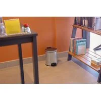 Lixeira com Pedal Tramontina Loop em Aço Inox com Acabamento Polido e Balde Interno 3 L