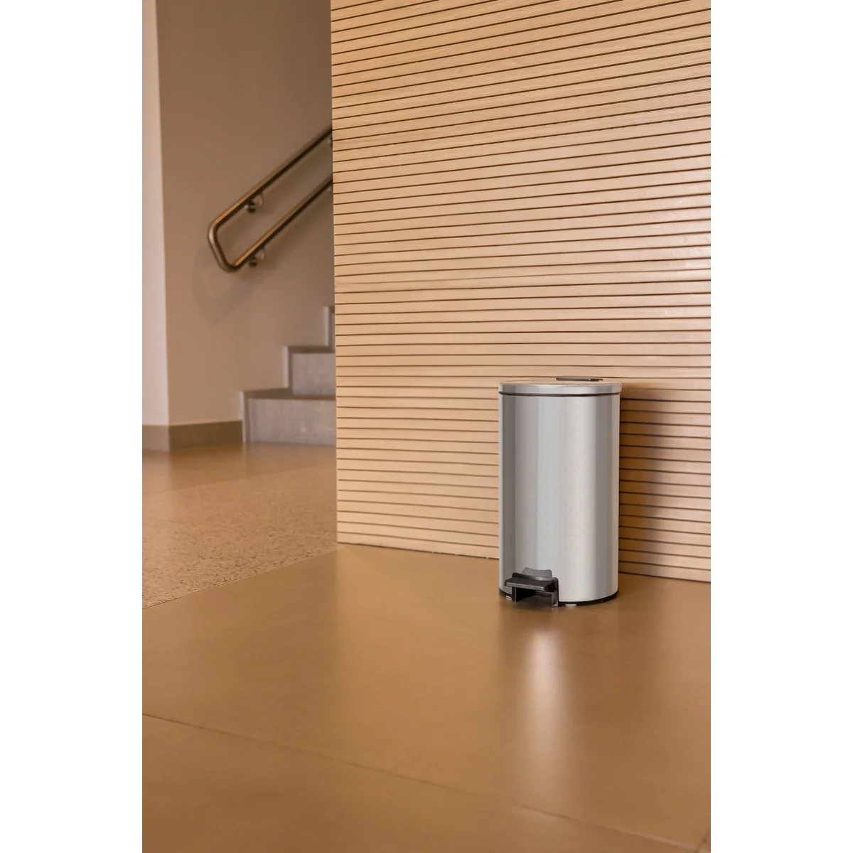 Lixeira com Pedal Tramontina Loop em Aço Inox com Acabamento Polido e Balde Interno 5 L