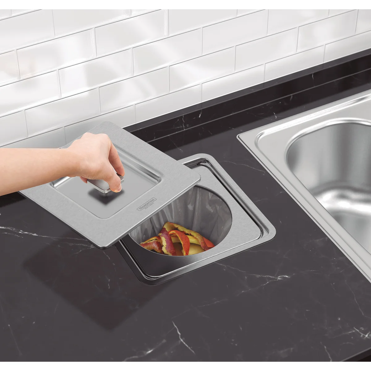Lixeira de Embutir Tramontina Clean Square em Aço Inox com Balde Plástico 5 L