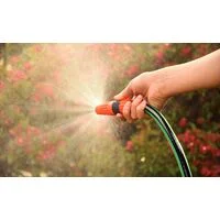 Mangueira Flex para Jardim Tramontina Verde com Faixa Preta em PVC 4 Camadas 10 m com Engate Rosqueado e Esguicho