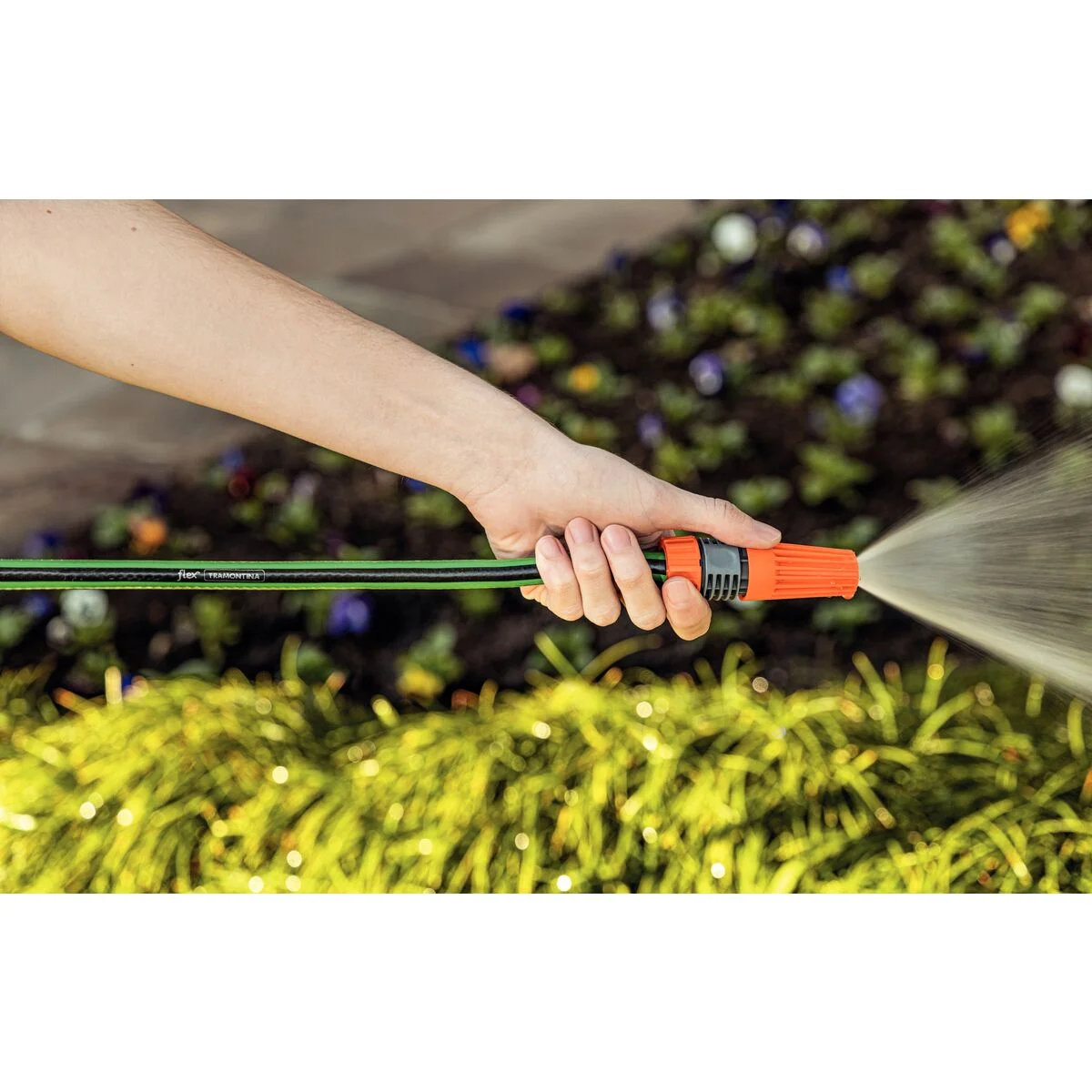 Mangueira Flex para Jardim Tramontina Verde com Faixa Preta em PVC 4 Camadas 10 m com Engate Rosqueado e Esguicho