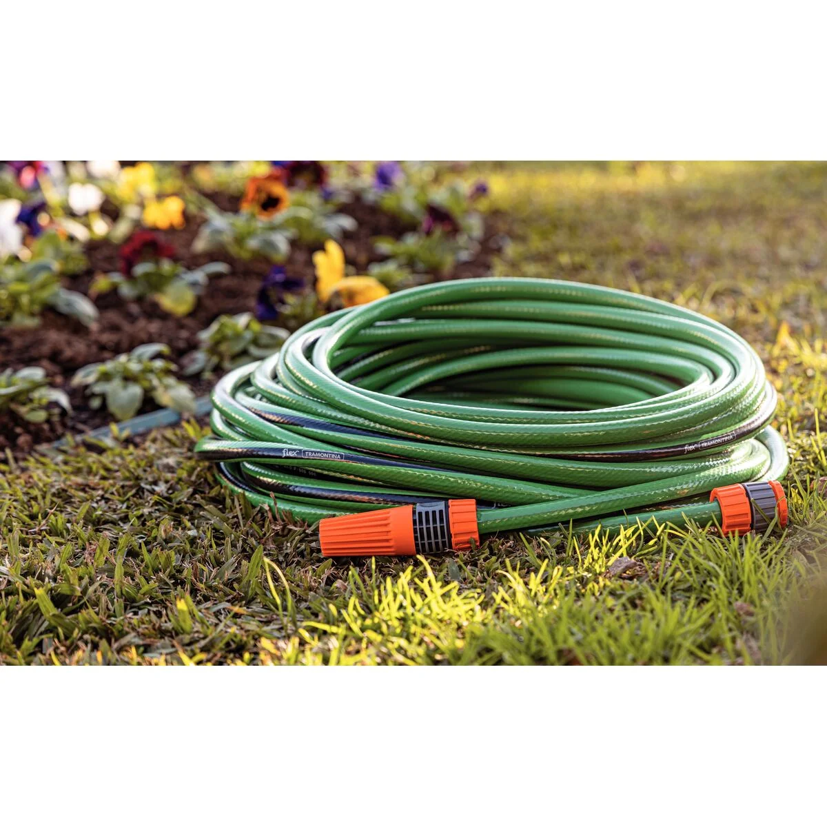 Mangueira Flex para Jardim Tramontina Verde com Faixa Preta em PVC 4 Camadas 15 m com Engate Rosqueado e Esguicho