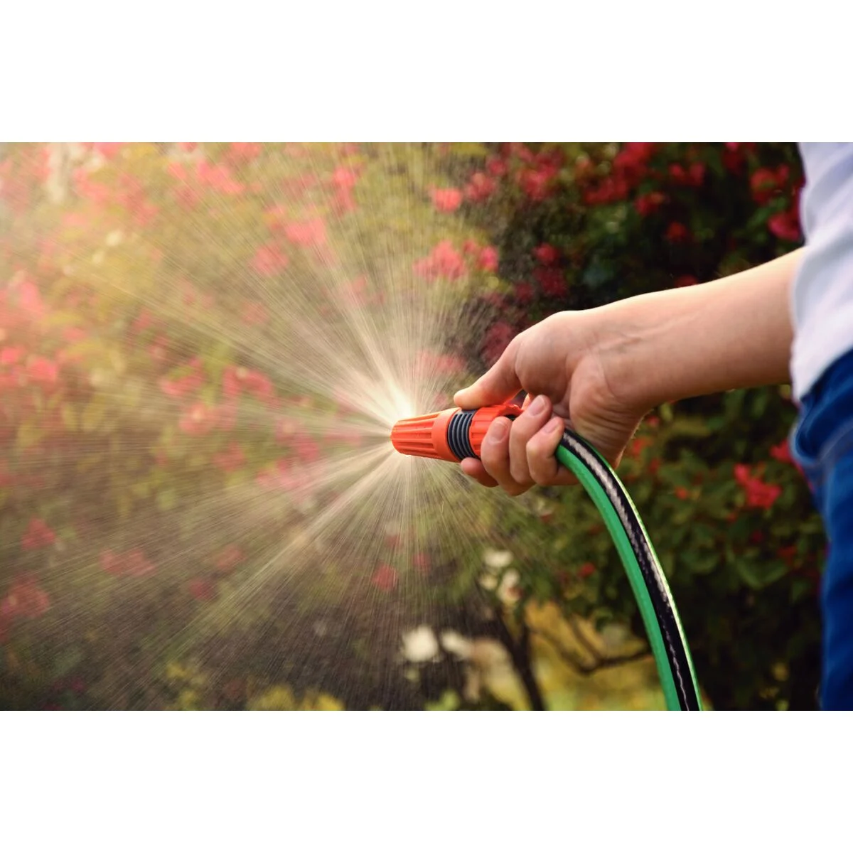 Mangueira Flex para Jardim Tramontina Verde com Faixa Preta em PVC 4 Camadas 15 m com Engate Rosqueado e Esguicho