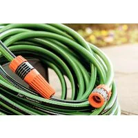 Mangueira Flex para Jardim Tramontina Verde com Faixa Preta em PVC 4 Camadas 25 m com Engate Rosqueado, Esguicho e Suporte