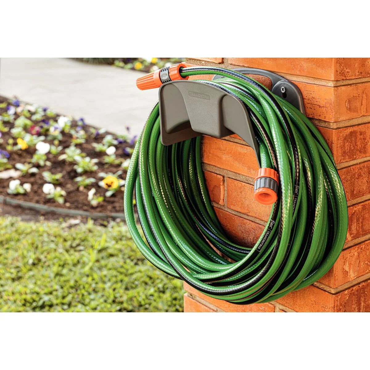 Mangueira Flex para Jardim Tramontina Verde com Faixa Preta em PVC 4 Camadas 25 m com Engate Rosqueado, Esguicho e Suporte