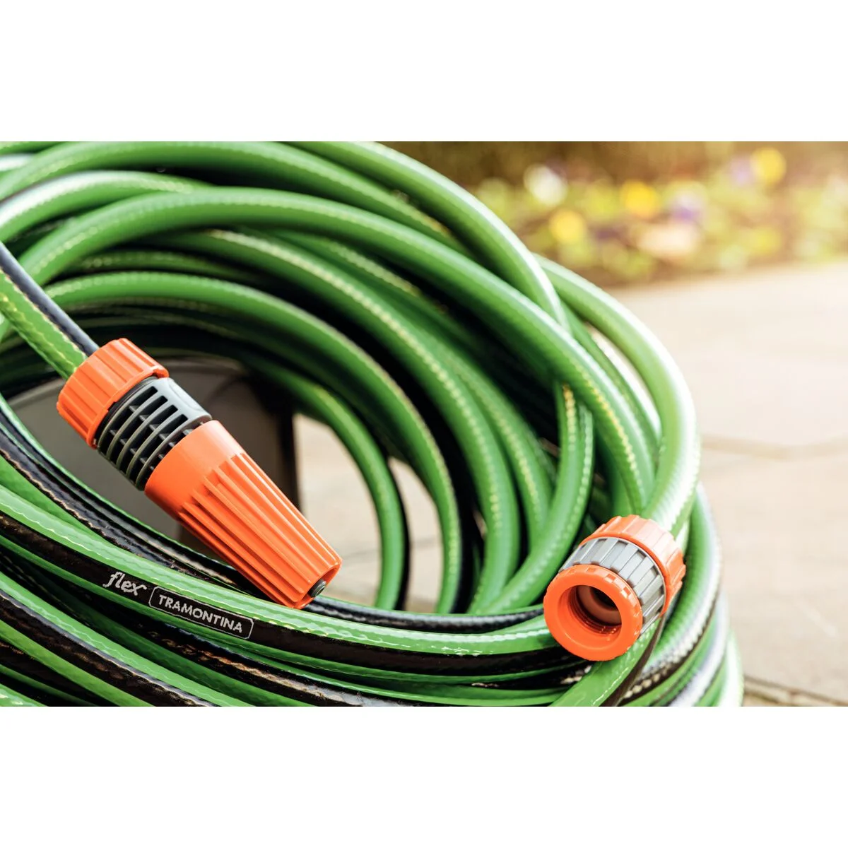 Mangueira Flex para Jardim Tramontina Verde com Faixa Preta em PVC 4 Camadas 25 m com Engate Rosqueado, Esguicho e Suporte