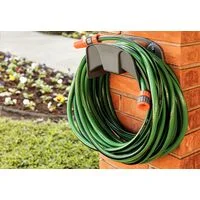 Mangueira Flex para Jardim Tramontina Verde com Faixa Preta em PVC 4 Camadas 25 m com Engate Rosqueado, Esguicho e Suporte