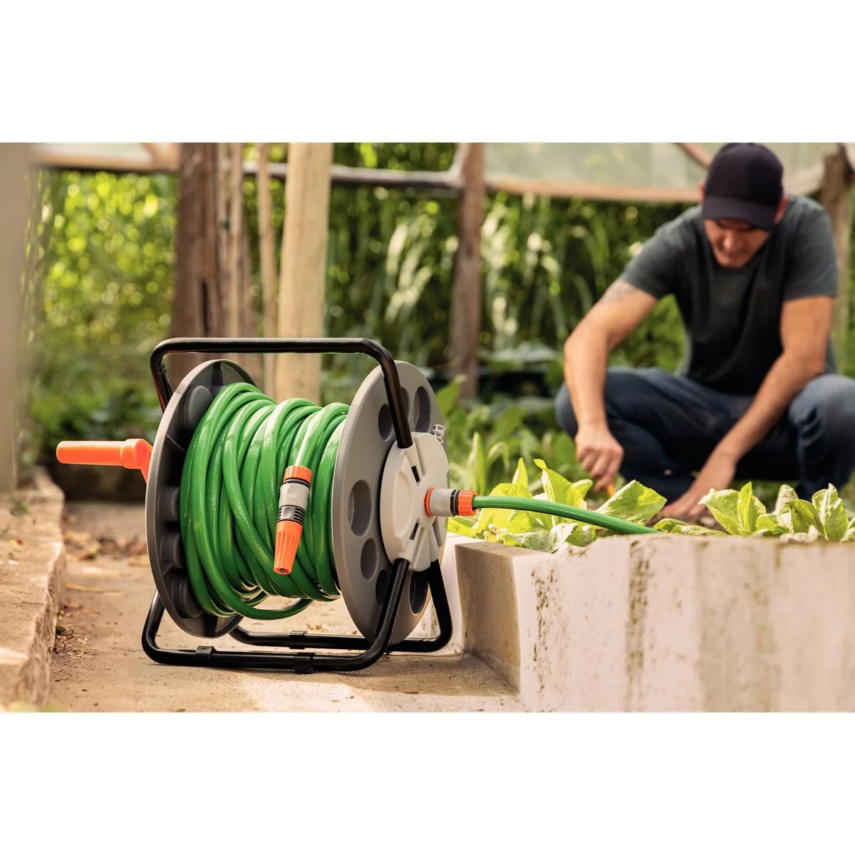 Mangueira Flex para Jardim Tramontina Verde com Faixa Preta em PVC 4 Camadas 25 m com Engate Rosqueado e Esguicho