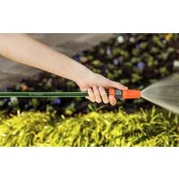Mangueira Flex para Jardim Tramontina Verde com Faixa Preta em PVC 4 Camadas 25 m com Engate Rosqueado e Esguicho