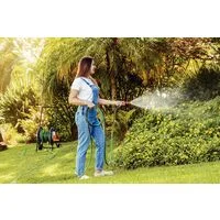 Mangueira Flex para Jardim Tramontina Verde com Faixa Preta em PVC 4 Camadas 25 m com Engate Rosqueado e Esguicho